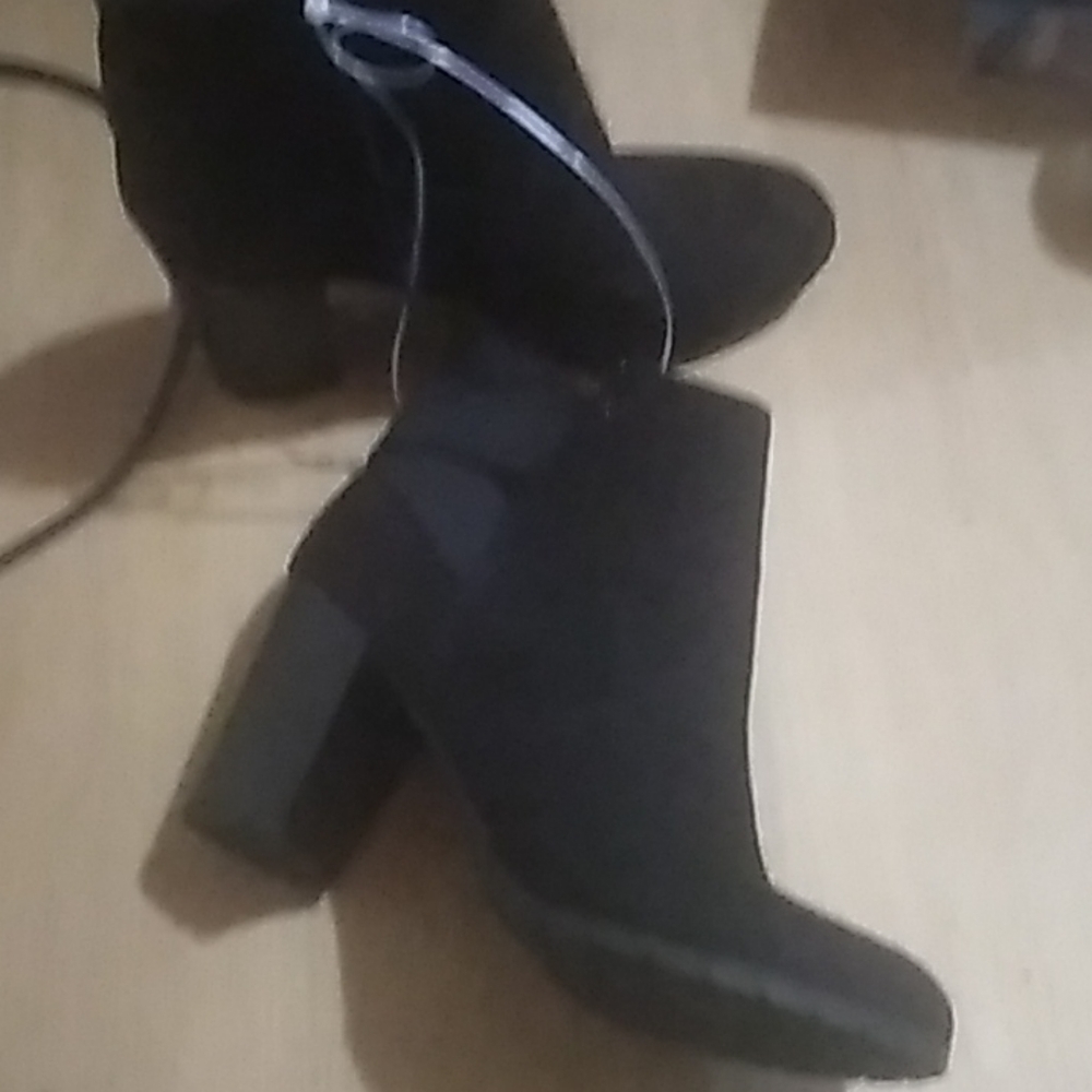 Booties Black with Zip up on Side /Thick Heels.. Beautiful - Picture 5 of 6